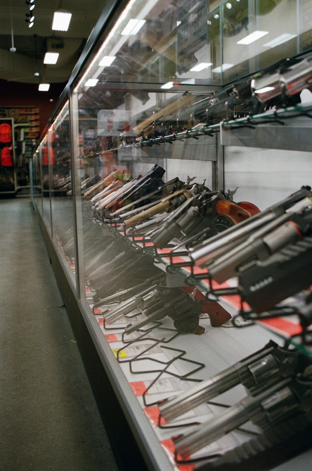 revolvers-displayed-in-a-glass-case-at-a-store-ys3qhn56s6m